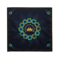 Bandana mandala con rueda de plumas de pavo real y corona SRHOOD sobre fondo noche