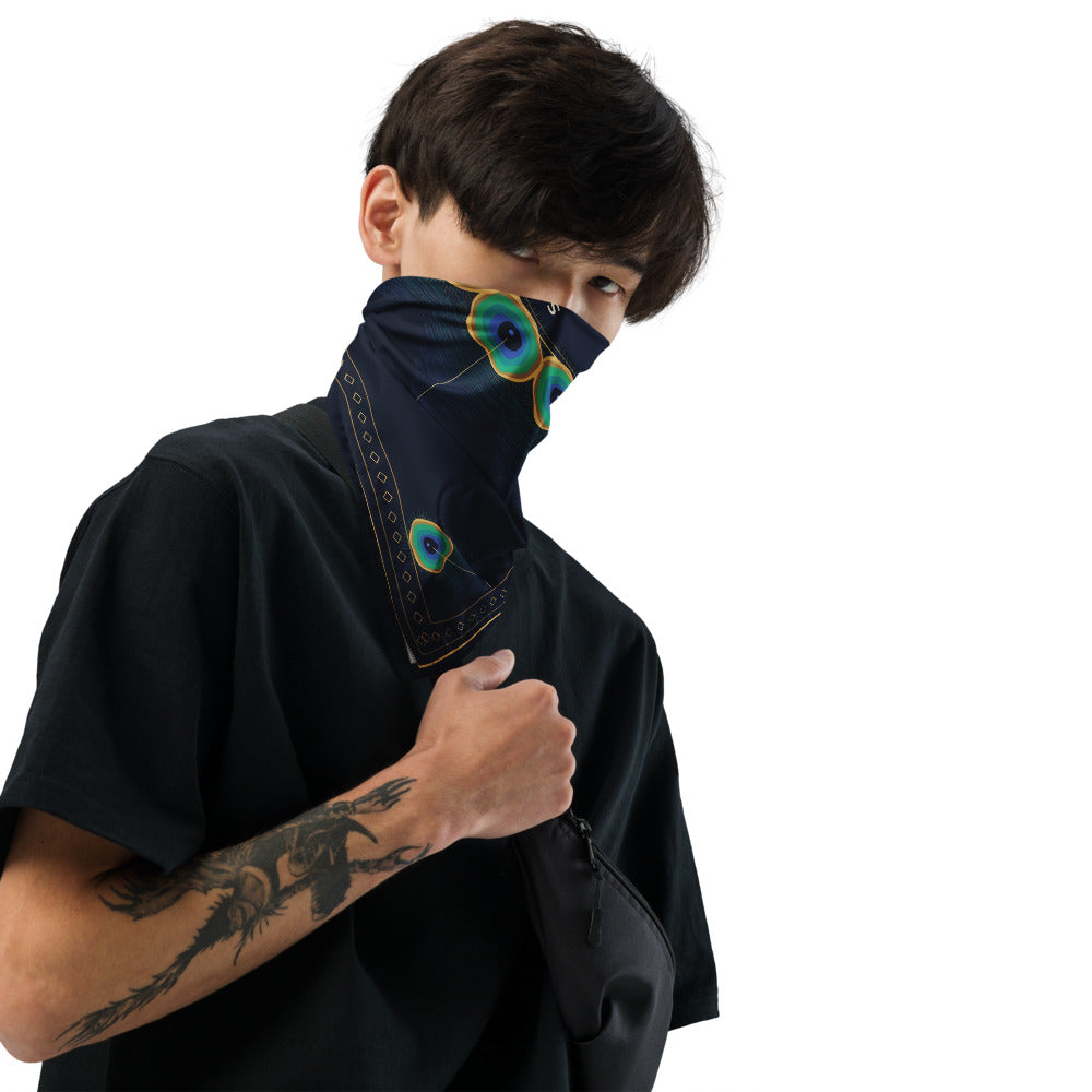 Bandana Plumaje Real — Noche — modelo con tatuajes