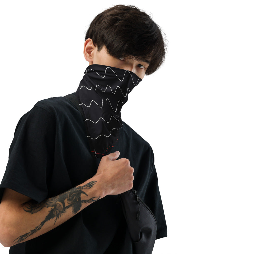 Bandana Frecuencia — Negro — modelo con tatuajes