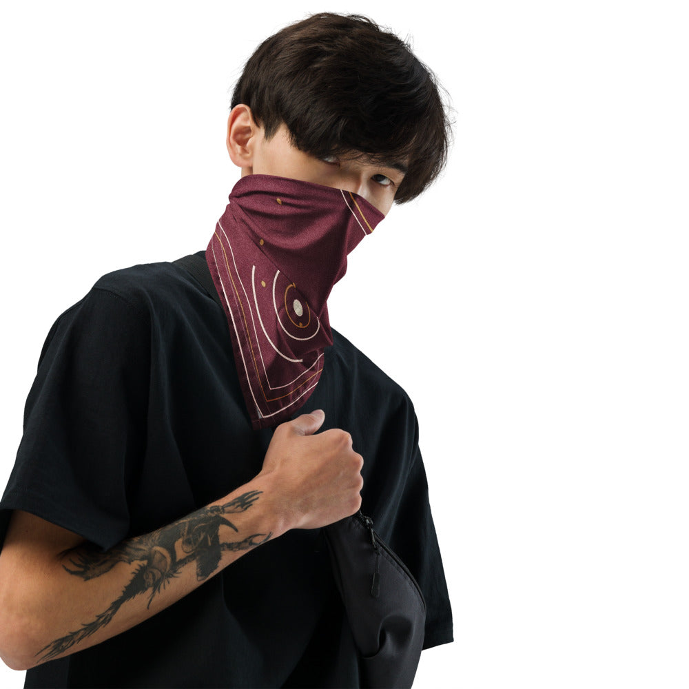 Bandana Atelier Burdeos anudada al cuello sobre modelo