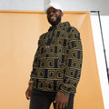 Hoodie de estampado integral Meandro, greca griega en oro, sobre modelo