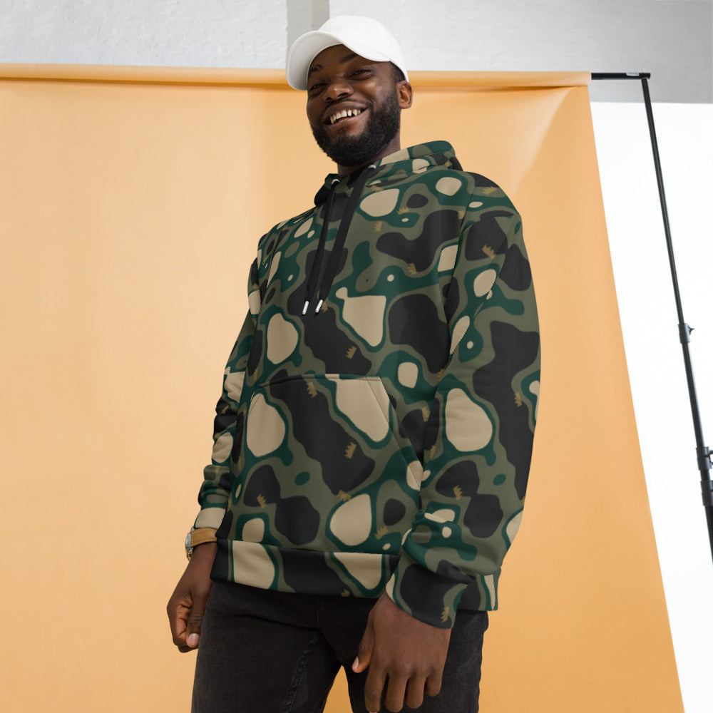 Hoodie de estampado integral Camo Coronado sobre modelo
