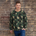 Sudadera de estampado integral Camo Coronado sobre modelo, pared de ladrillo