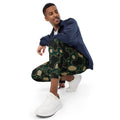Pantalón de estampado integral Camo Coronado sobre modelo