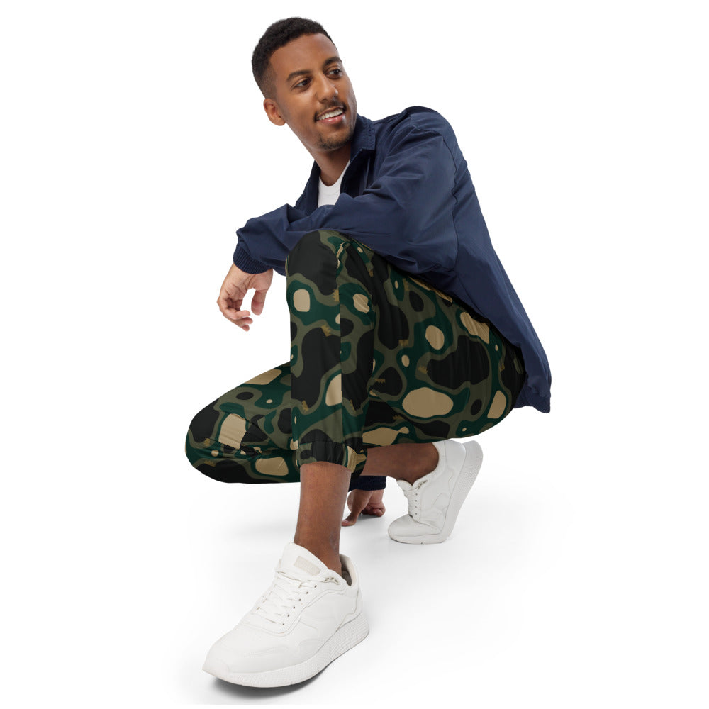 Pantalón de estampado integral Camo Coronado sobre modelo