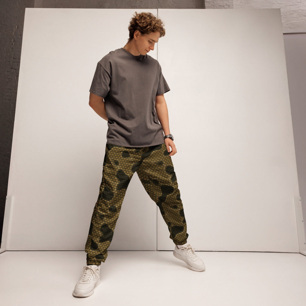 Pantalón Integral Pitón — Piel Real, escamas en oro y oliva, sobre modelo