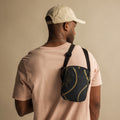 Bandolera de estampado integral Brocado sobre modelo