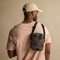 Bandolera de estampado integral Meandro sobre modelo