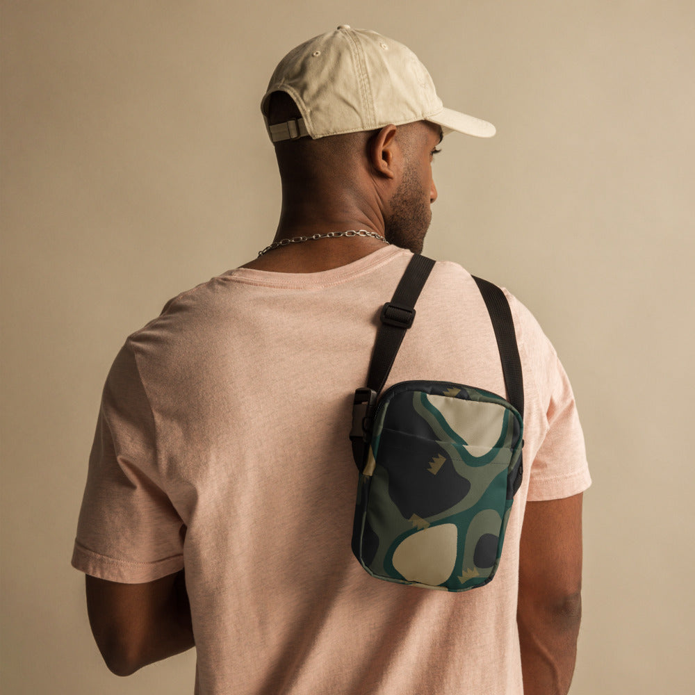 Bandolera de estampado integral Camo Coronado sobre modelo