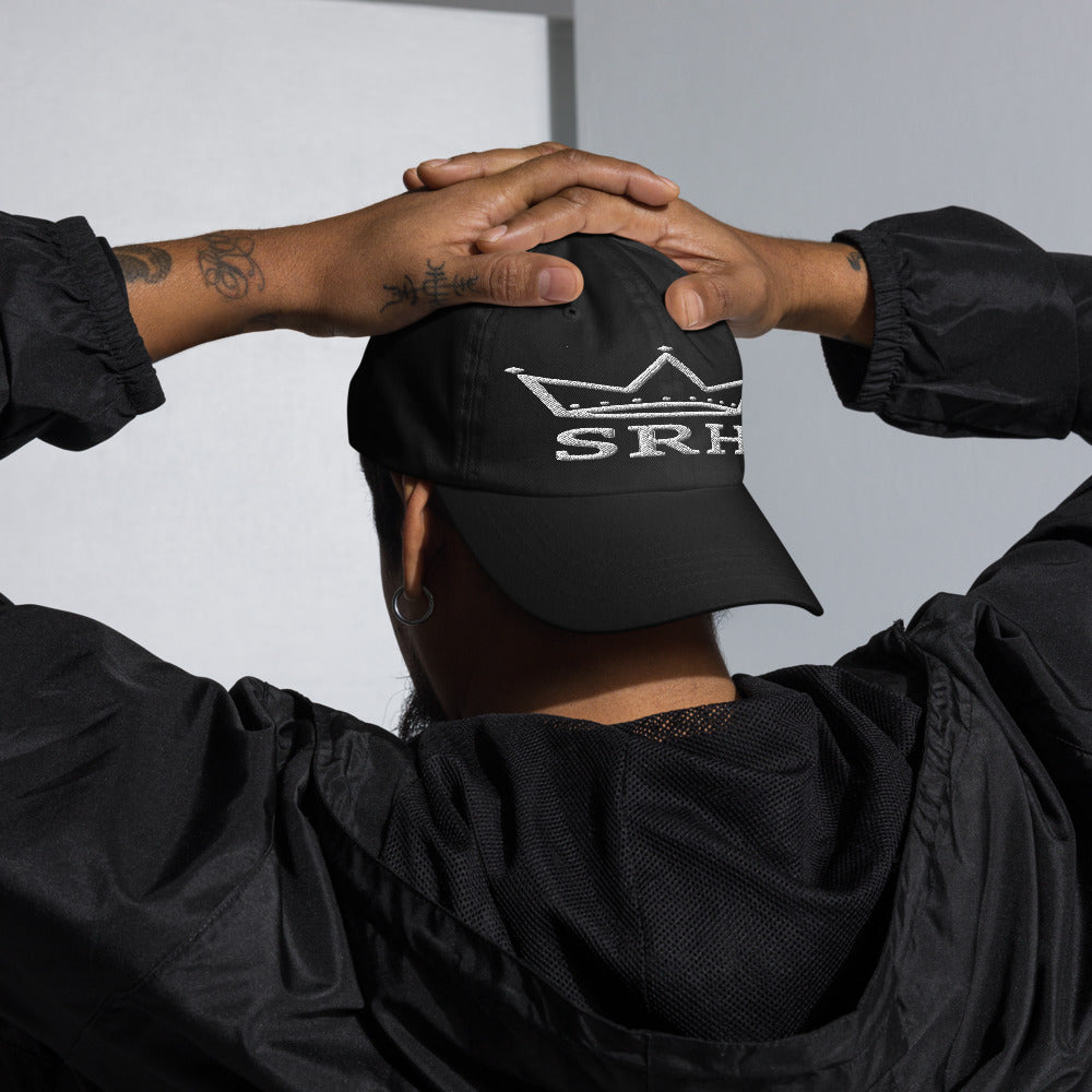 Gorra Corona SRH — Negro y Navy — modelo con tatuajes