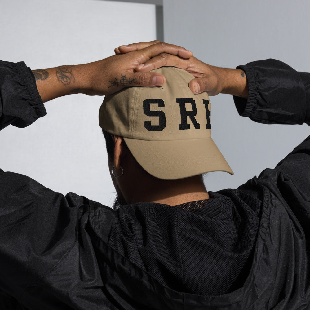 Gorra SRH Varsity — Caqui — modelo con tatuajes