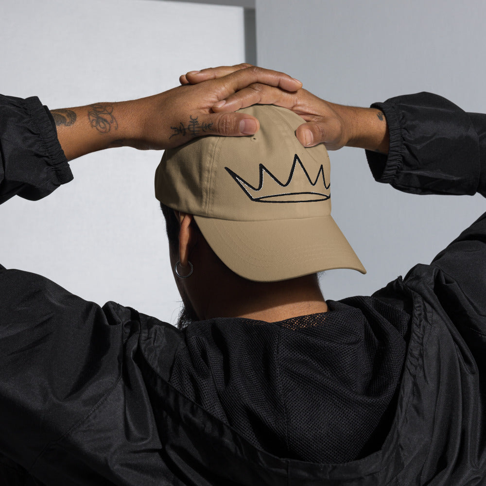 Gorra Corona Line-Art — Caqui — modelo con tatuajes