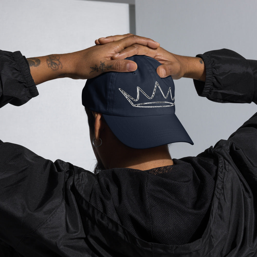 Gorra Corona Line-Art — Navy — modelo con tatuajes