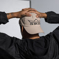 Gorra Corona SRH — Piedra y Caqui — modelo con tatuajes