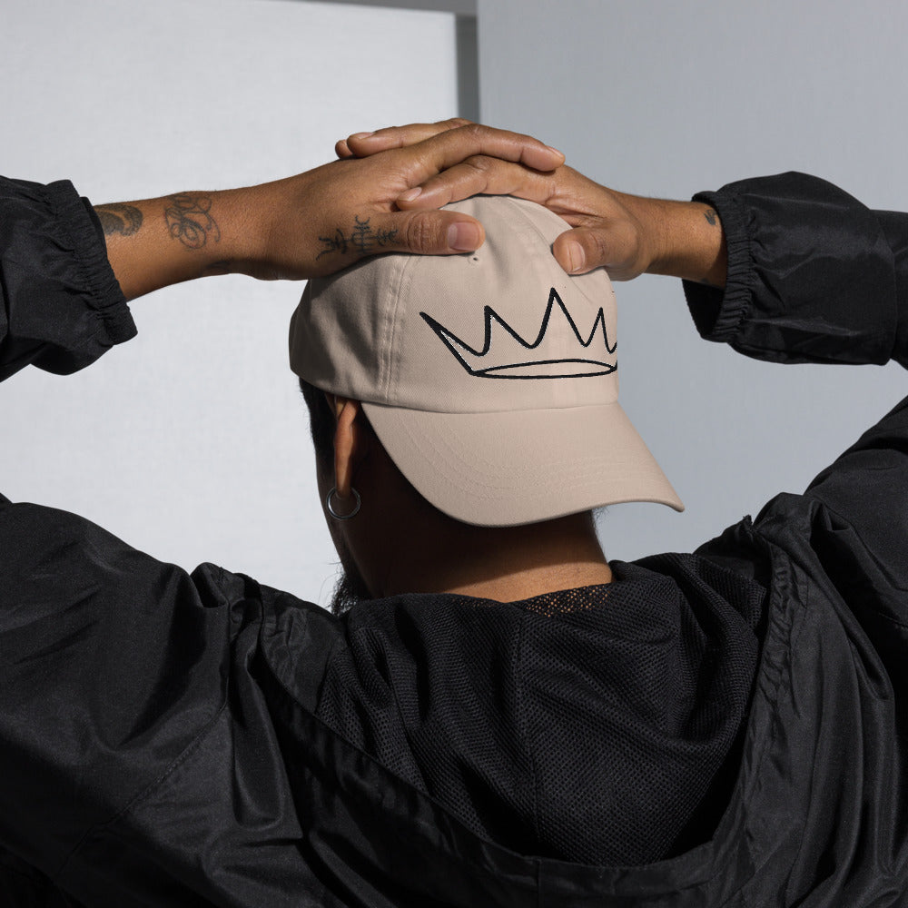 Gorra Corona Line-Art — Piedra — modelo con tatuajes