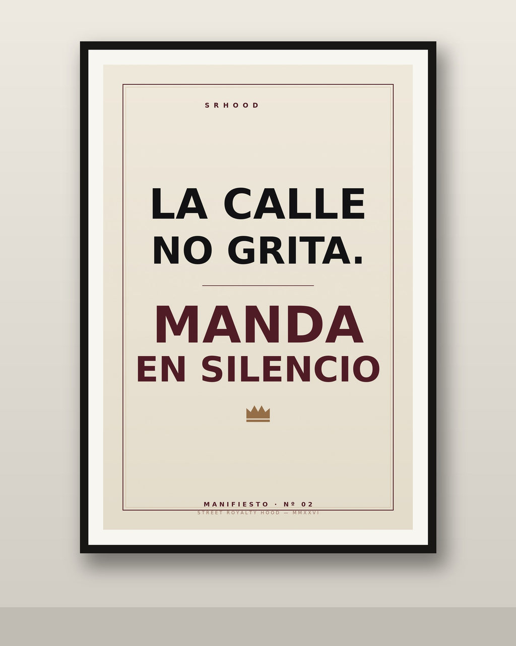 Póster Manda en silencio enmarcado en pared