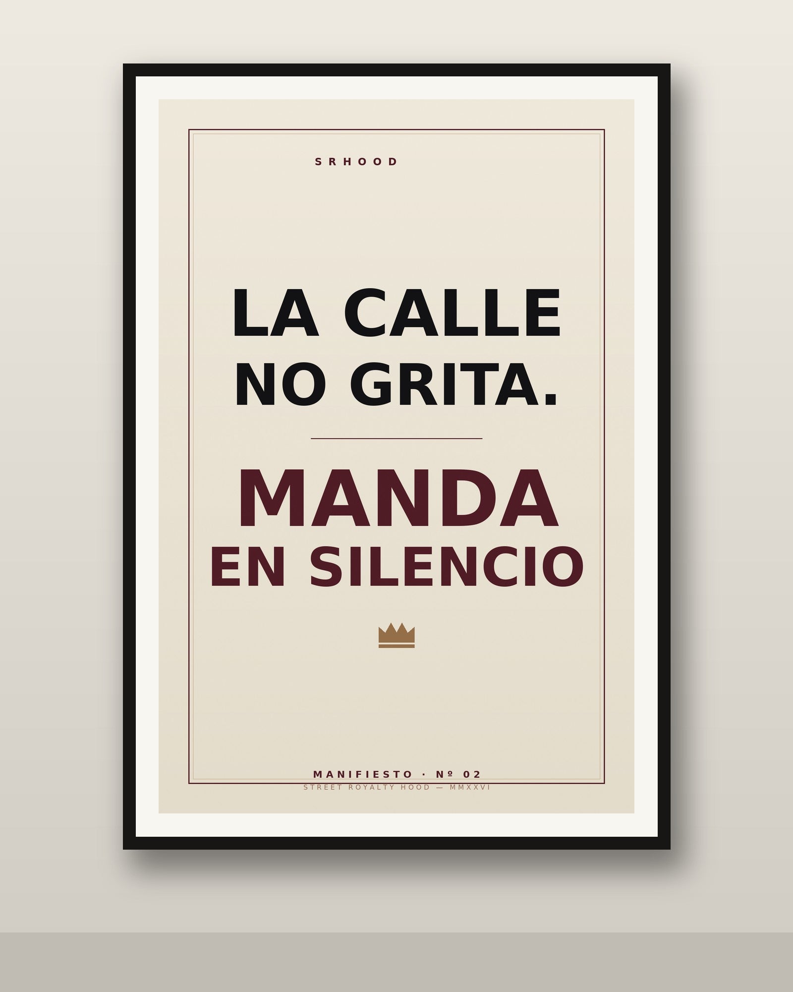 Póster Manda en silencio enmarcado en pared