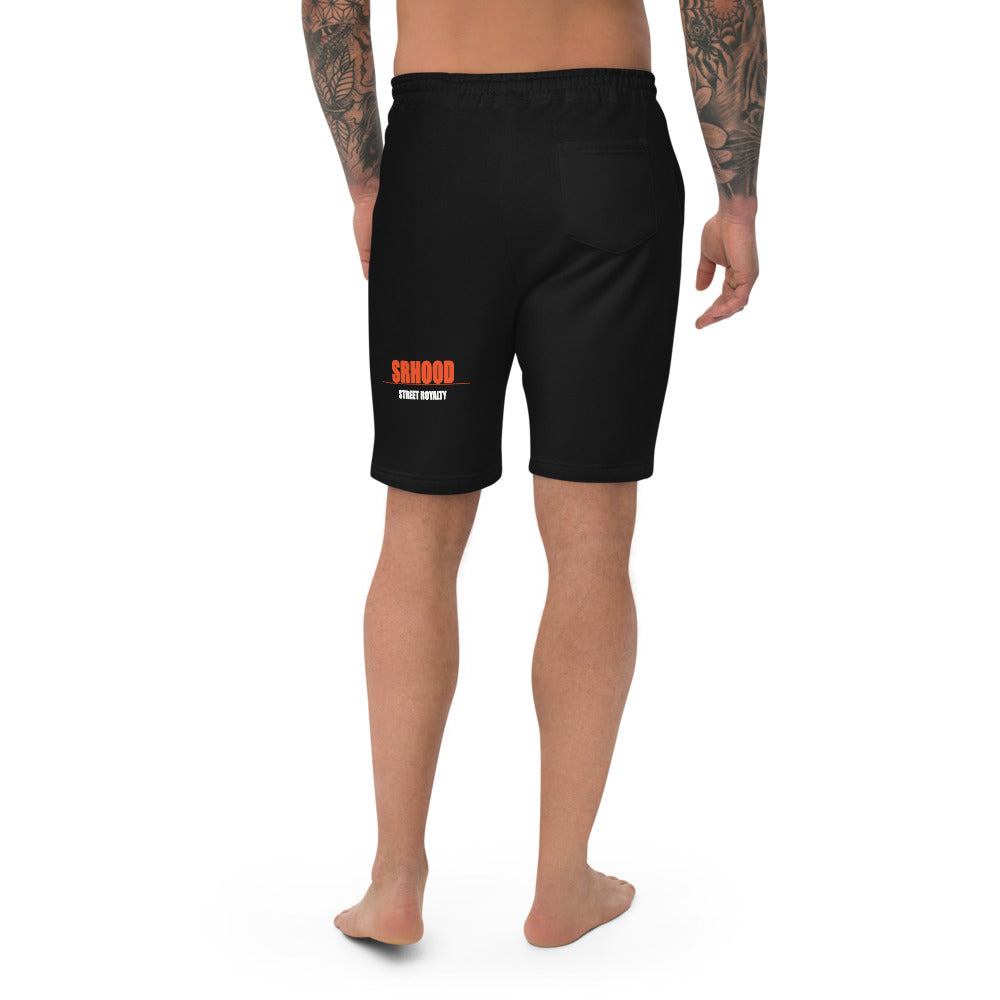 Pantalón Corto Felpa — Negro — modelo con tatuajes