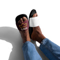 Slides Estandarte Hombre — Negro/Burdeos — modelo con tatuajes