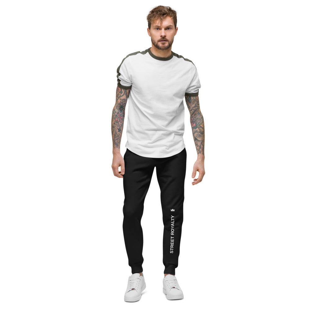 Sweatpants Fleece Wordmark Vertical — Negro — modelo con tatuajes