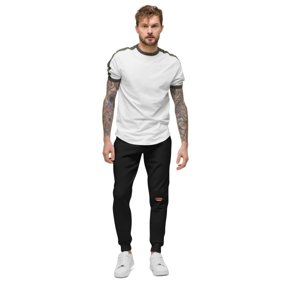 Joggers Garment-Dyed — Pepper — modelo con tatuajes