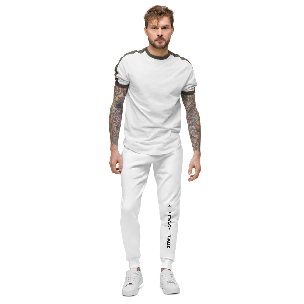 Sweatpants Fleece Wordmark Vertical — Blanco — modelo con tatuajes
