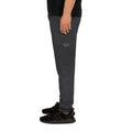 Jogger Street Royalty Corona Lineart negro jaspeado, detalle estampado pierna izquierda