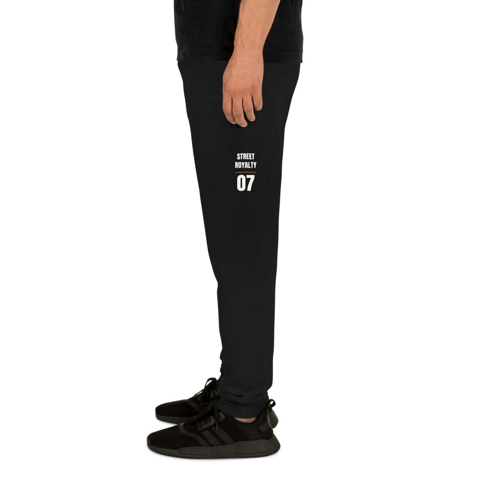Jogger Street Royalty Dorsal 07 negro, detalle estampado pierna izquierda