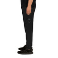 Jogger Street Royalty Corona Arco negro, detalle estampado pierna izquierda