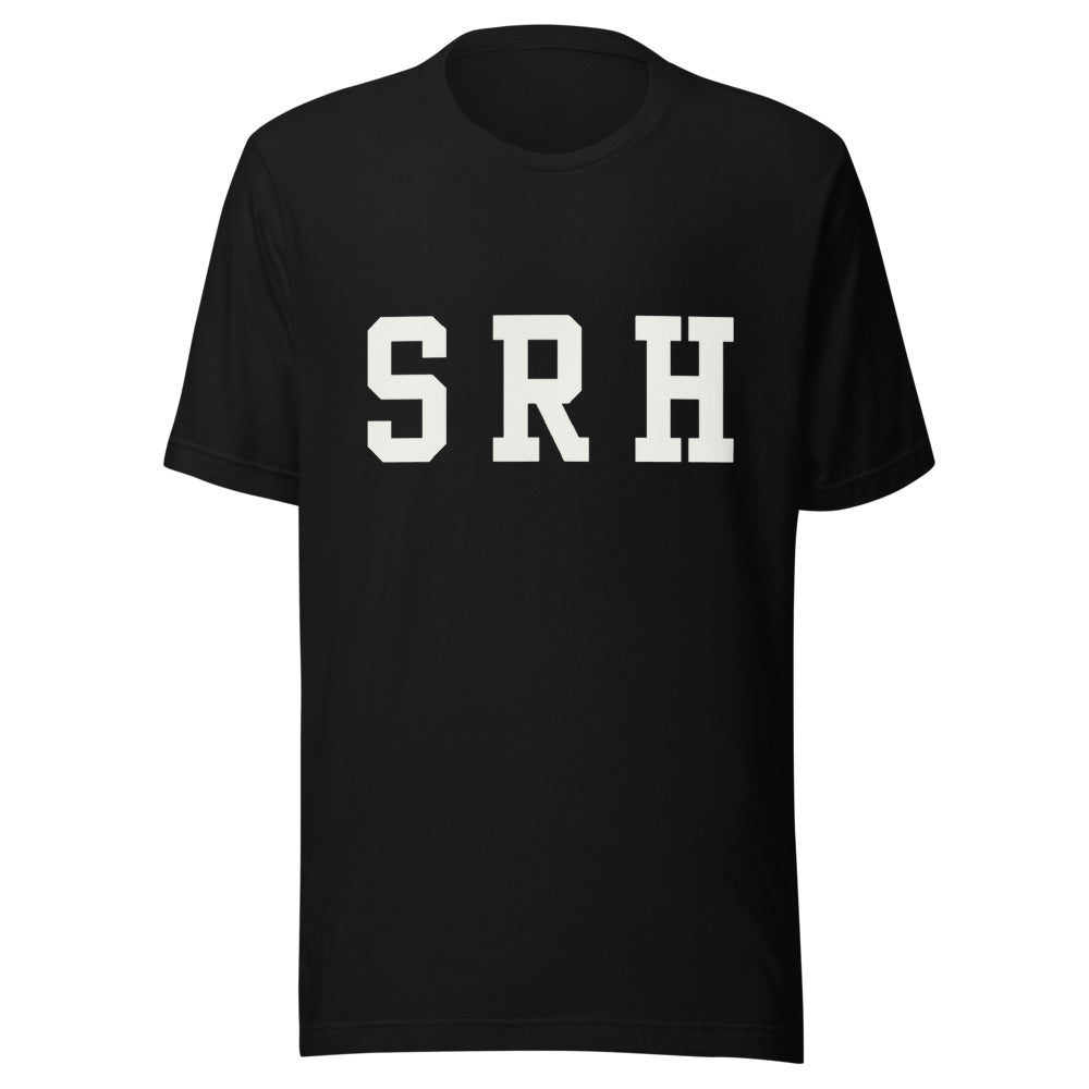 Camiseta negra Street Royalty Hood con iniciales SRH varsity en blanco roto, vista frontal