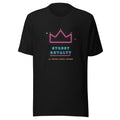 Camiseta negra con letrero de neón: corona magenta y STREET ROYALTY en cian — vista frontal