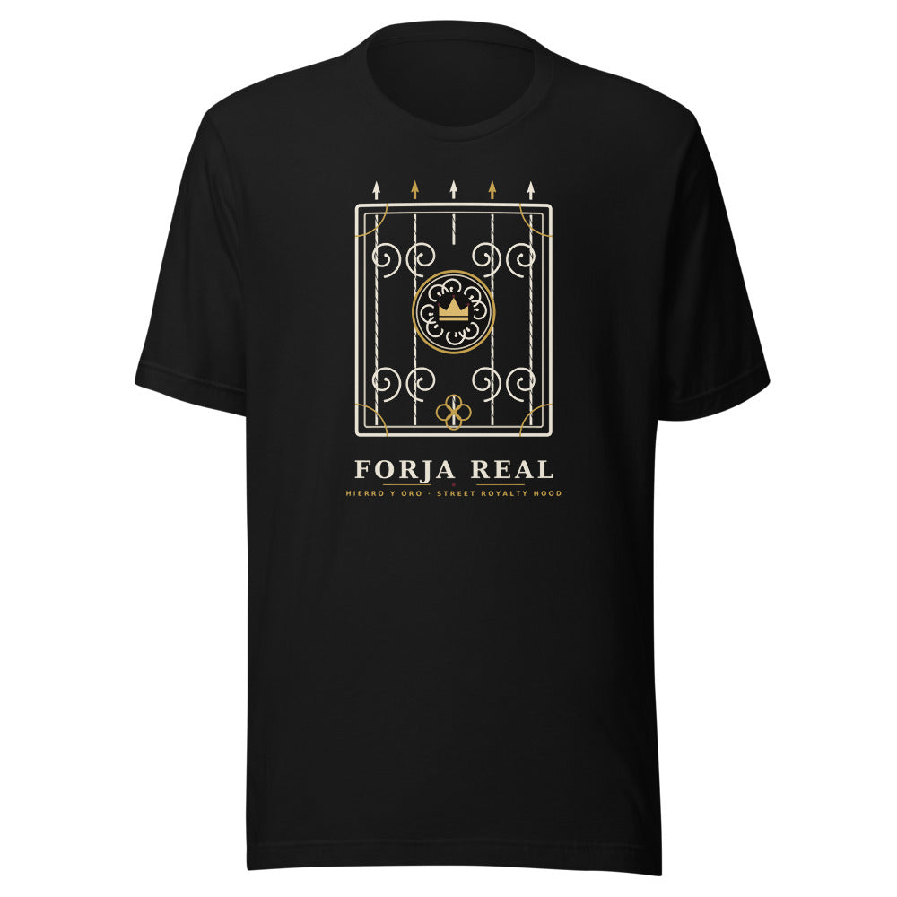 Camiseta Forja Real negra — vista frontal con puerta de forja y medallón coronado