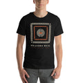 Camiseta negra con medallón de greca griega Meandro Real en modelo