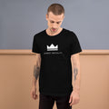 Camiseta Crown Contrast — Blanco y Negro — modelo con tatuajes