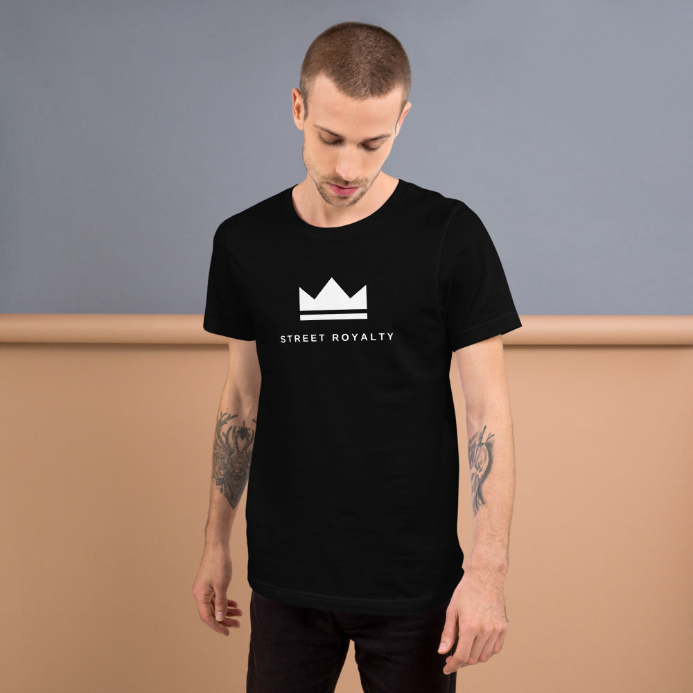 Camiseta Crown Contrast — Blanco y Negro — modelo con tatuajes