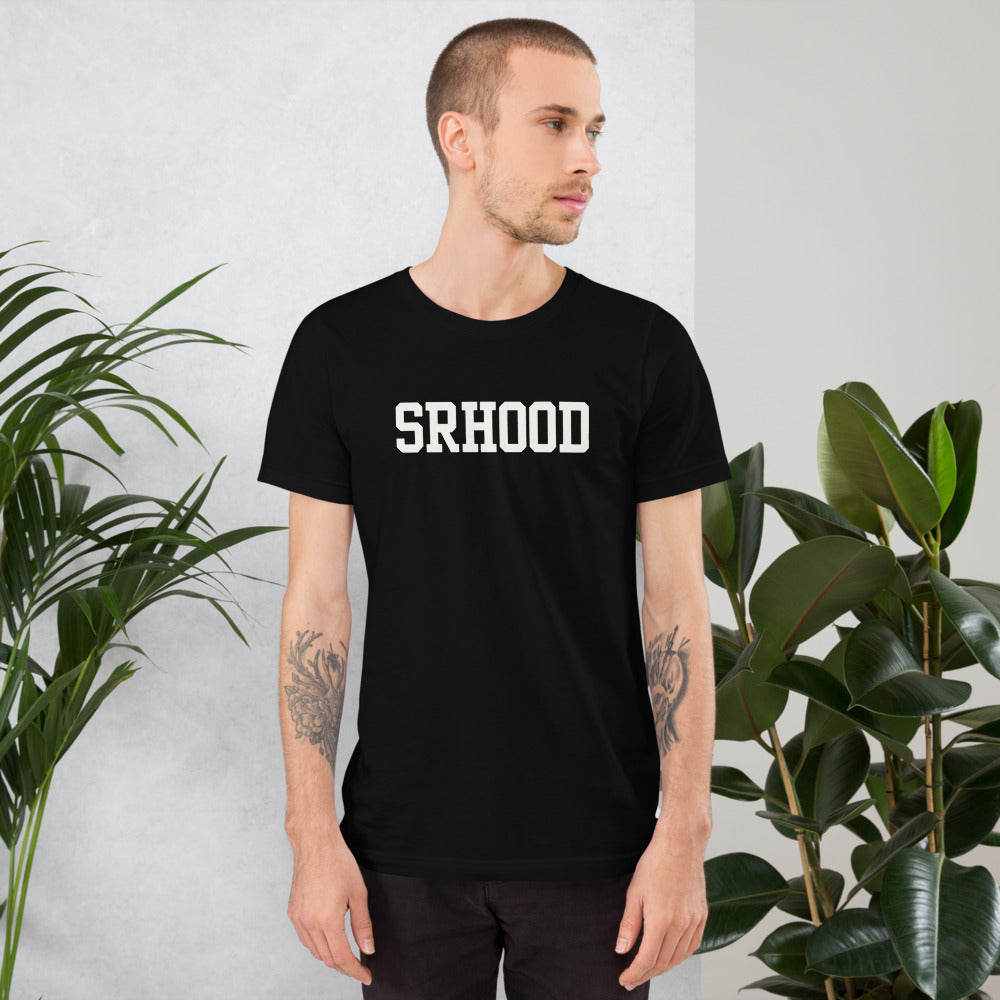 Camiseta Wordmark — Negro — modelo con tatuajes