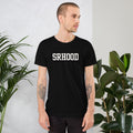 Camiseta Wordmark — Negro — modelo con tatuajes