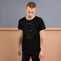 Camiseta Observatorio Alphecca — Negro — modelo con tatuajes