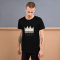 Camiseta Kintsugi Real — Negro — modelo con tatuajes