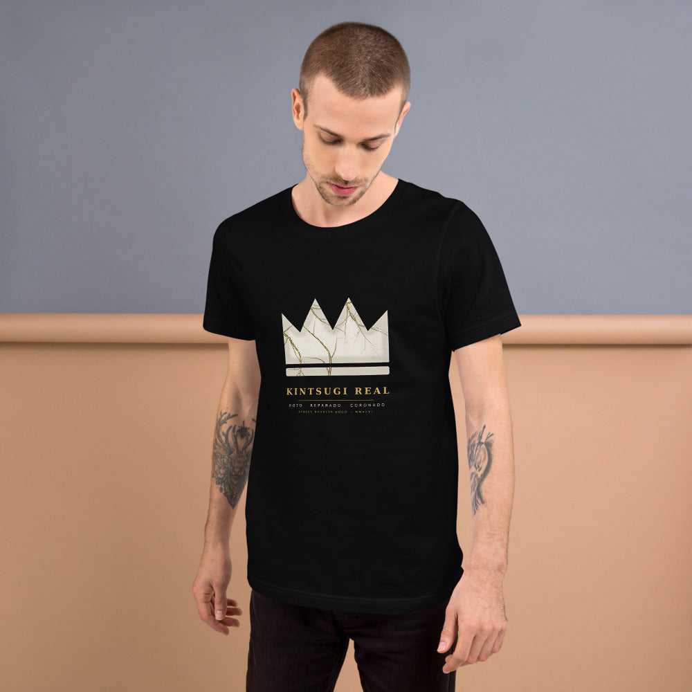 Camiseta Kintsugi Real — Negro — modelo con tatuajes