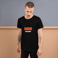 Camiseta Crown — Negro — modelo con tatuajes