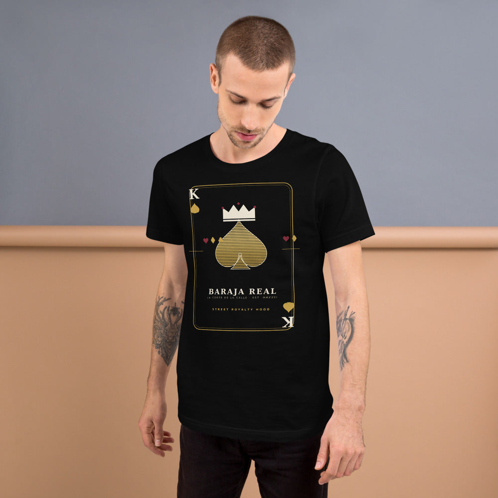 Camiseta Baraja Real — Negro — modelo con tatuajes