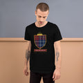Camiseta Tartán Real — Negro — modelo con tatuajes