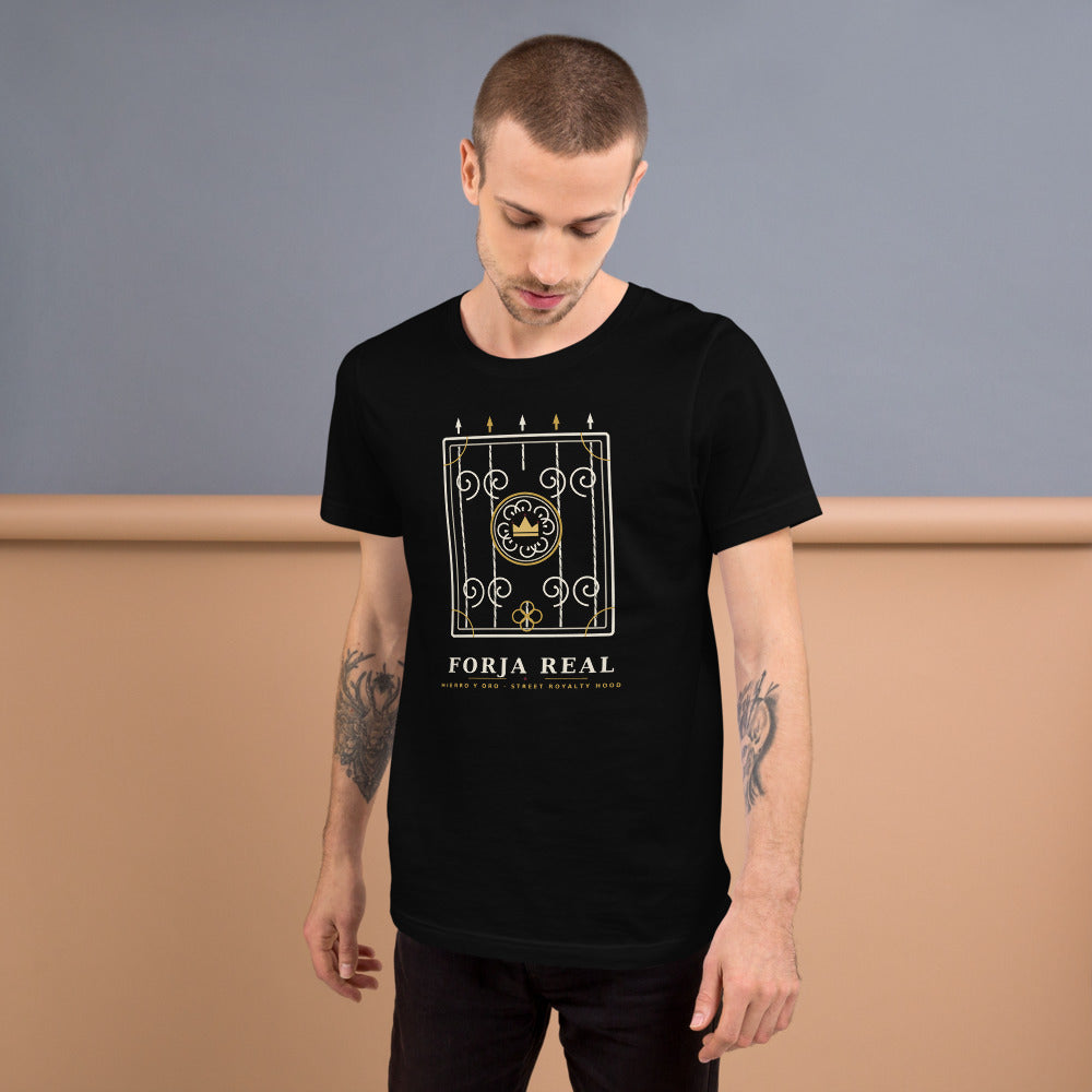 Camiseta Forja Real — Negro — modelo con tatuajes