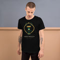 Camiseta Brocado Real — Negro — modelo con tatuajes