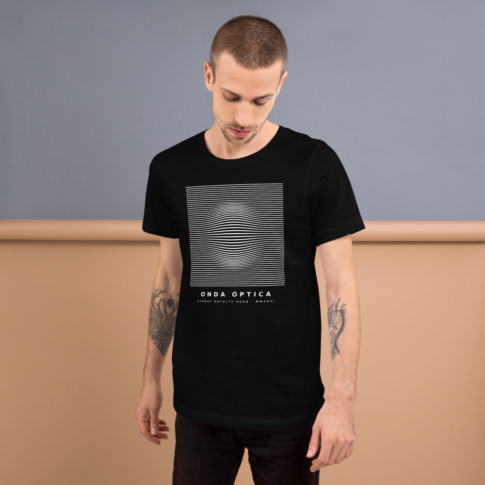 Camiseta Onda Óptica — Negro — modelo con tatuajes