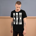 Camiseta SRH Varsity — Negro — modelo con tatuajes