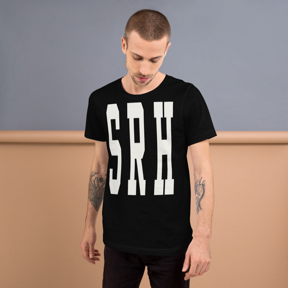Camiseta SRH Varsity — Negro — modelo con tatuajes