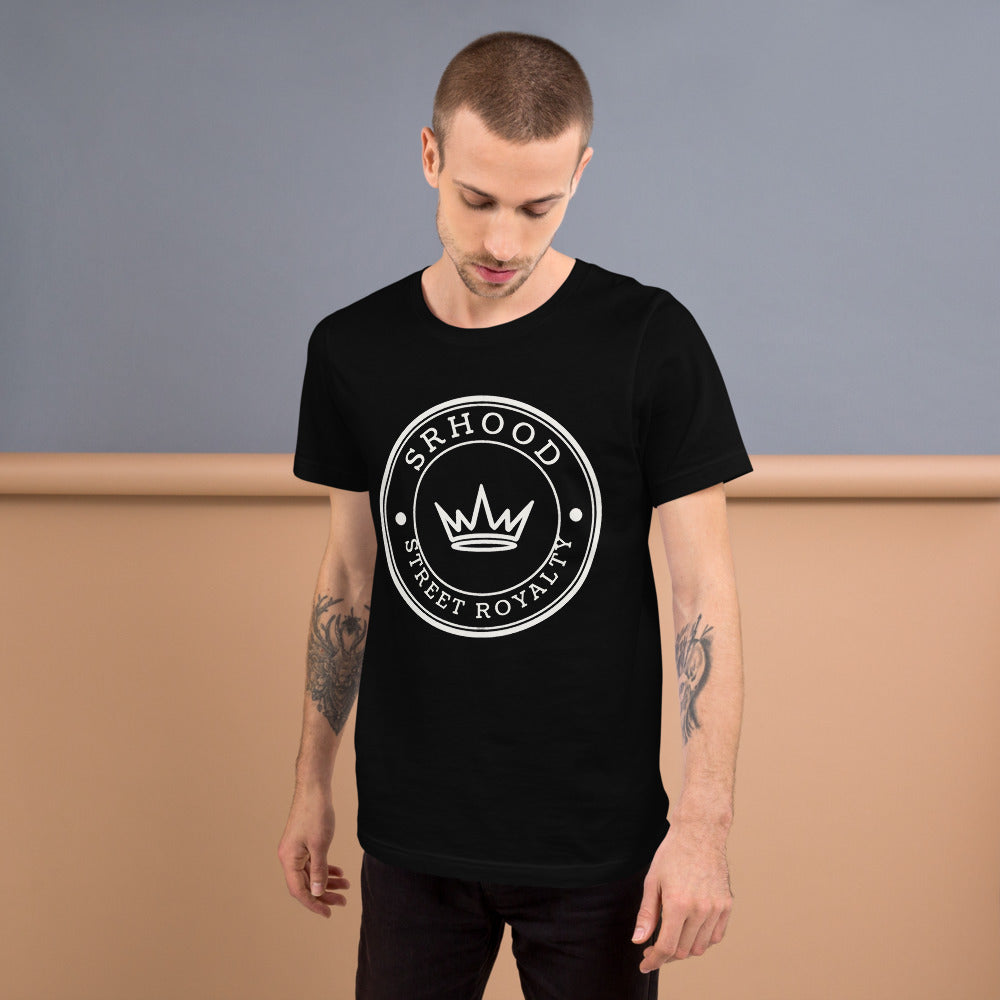 Camiseta Sello Circular — Negro — modelo con tatuajes