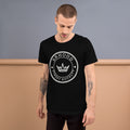 Camiseta Sello Circular — Negro — modelo con tatuajes